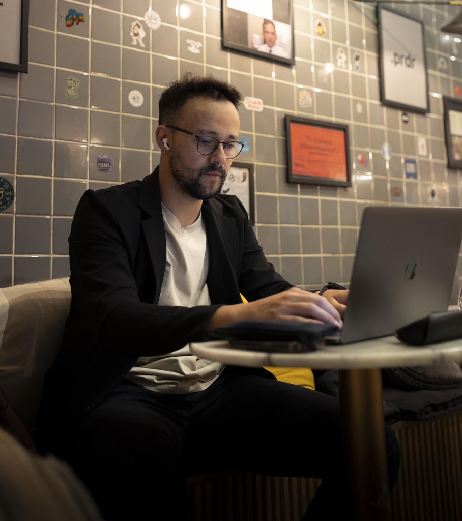 Álvaro Souza working at his laptop