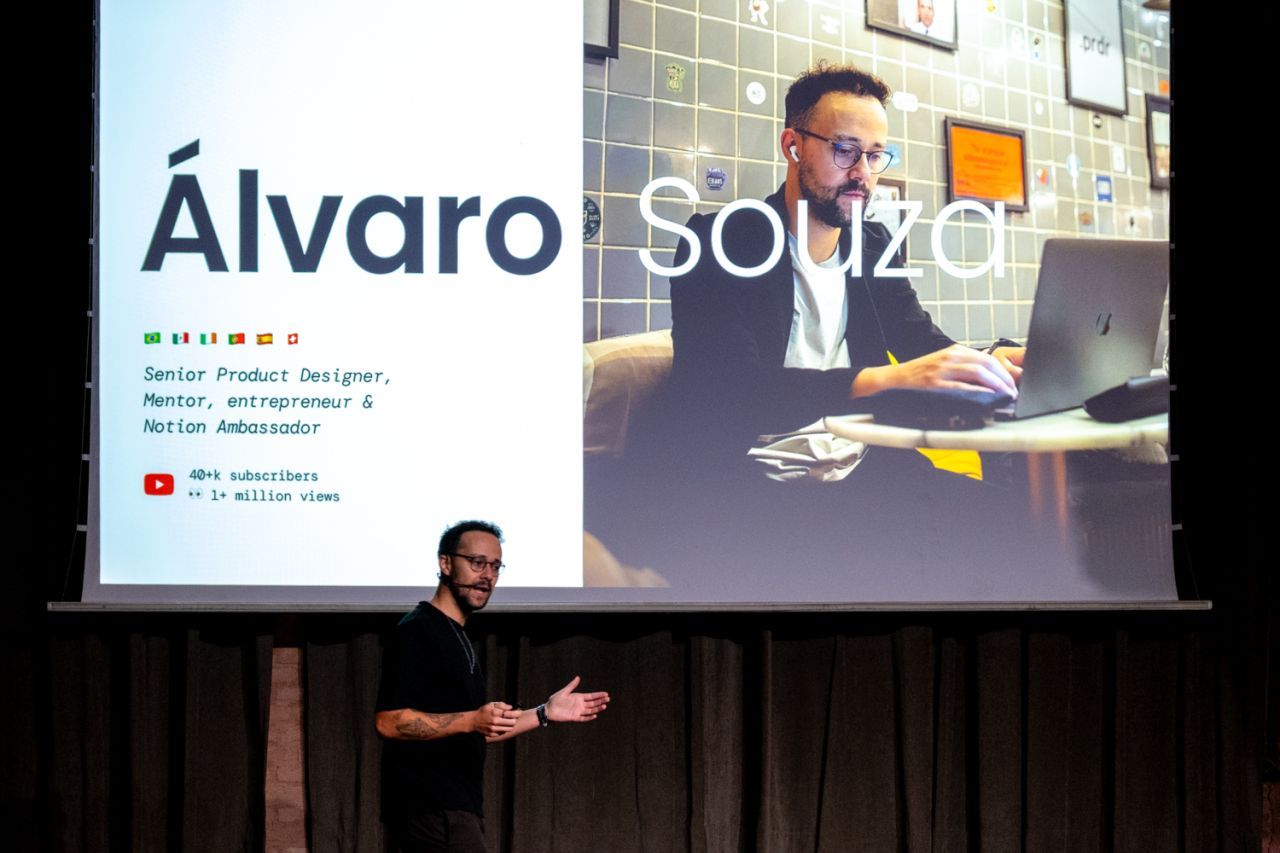 Álvaro presenting his intro slide on stage