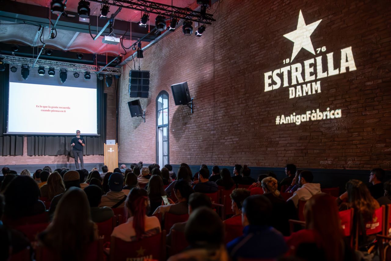 Full audience at Antiga Fàbrica Estrella Damm