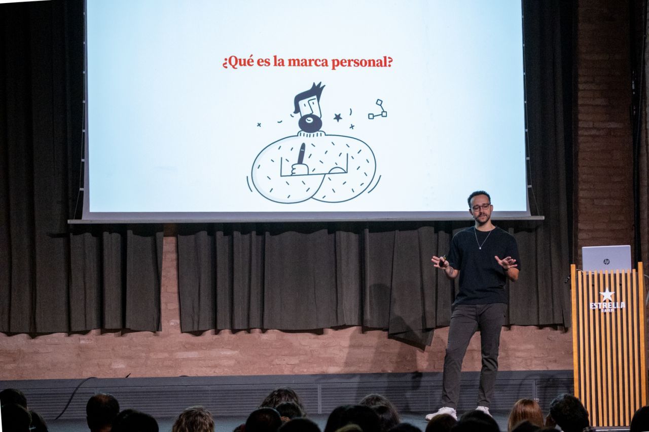 Álvaro speaking about personal branding